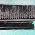 Щетка безопасности эскалатора, KONE, L - 1800 мм, с черным пластиковым держателем, изогнутая, правая, верхняя входная площадка