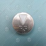 Нажимной элемент кнопки вызова, KONE, стрелка вниз, с кодом Брайля, выступающий символ